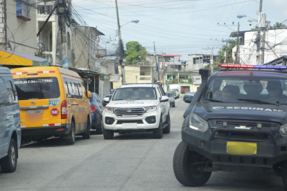Agentes policiales custodian el velorio de alias Frenillo, en el sector de La Floresta 1, sur de Guayaquil, para prevenir posibles incidentes durante el sepelio.