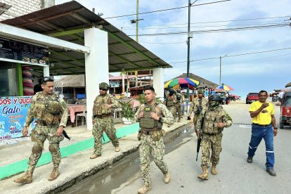 Militares patrullan las calles de Atacames tras el hallazgo del cuerpo de Janer Alexander Castillo Chila, en un operativo que busca reforzar la seguridad en la zona costera.