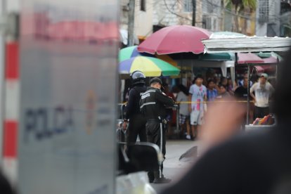 Los cadáveres quedaron junto a los negocios y las carpas, mientras la Policía acordonó el área.