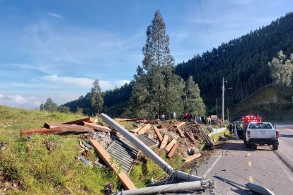 El material quedó esparcido en la carretera.