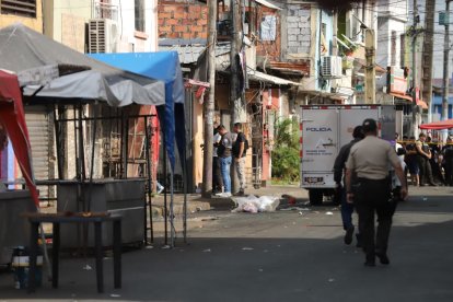 Los cadáveres fueron trasladados en un vehículo de Medicina Legal hasta el Laboratorio de Criminalística.