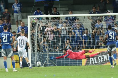 Damián Díaz anotó de penal su segundo gol ante Emelec.