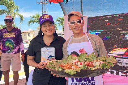 “La alcaldesa Yuri Colorado Márquez entrega el reconocimiento al ganador del Festival del Dorado 2026 en Muisne, destacando el talento culinario local.