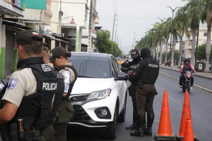 La Policía Nacional realiza controles en las vías para identificar posibles robos y otras situaciones delictivas en vehículos.