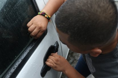 Generalmente, tres sujetos participan en los robos: el que vigila, el que abre el carro y el que les da seguridad.