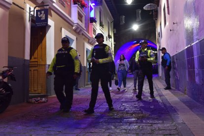 Además de la policía de turismo, hay servicio de guardianía privada contratada por los negocios de aquí.