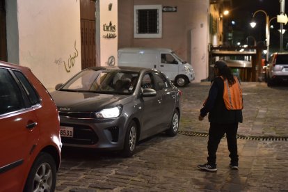 Los vigialntes de carros recomiendan a los usuarios quedarse solo hasta la media noche.