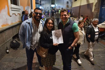 Los turistas aprovechan para hacerse una caricatura al paso.