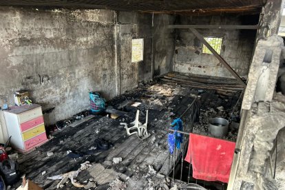 Personal del Cuerpo de Bomberos de Guayaquil realizó labores de rescate y control tras el incendio.