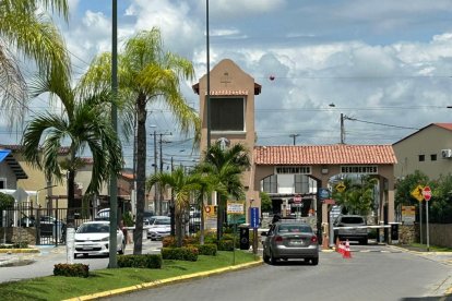 Policía realiza investigaciones en una urbanización de Daule tras el hallazgo de tres personas sin vida dentro de una vivienda.