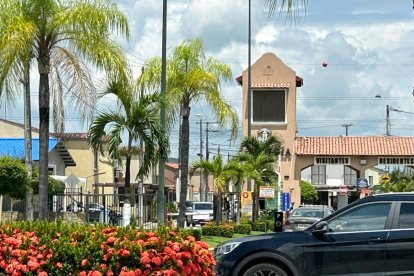 Agentes de la Policía realizan labores de investigación en una vivienda de una urbanización de Daule tras un hecho violento que dejó varias víctimas.