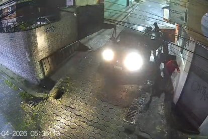 Momento en el que los delincuentes le roban el vehículo al conductor de aplicaciones.