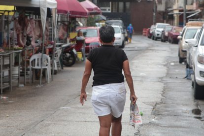 La vendedora de carnes contó que se arrodilló para cruzar la calle y esquivar los disparos.