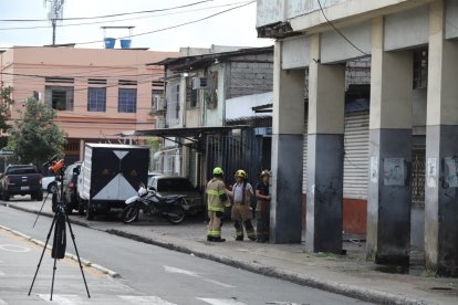 Bomberos inspeccionaron la estructura tras el colapso.