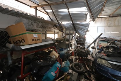 Daños materiales se registraron tras el desplome de una pared en Guayaquil.