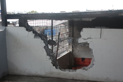 Bomberos abrieron un boquete en la pared para rescatar al fallecido y a otros internos.