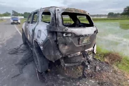 Así quedó el vehículo tras ser quemado en la vía Bramadero.