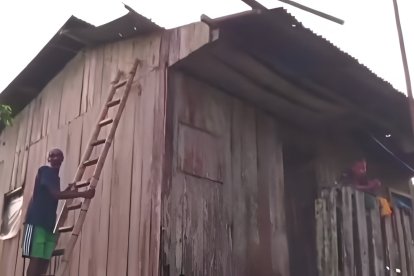 Moradores del río Cayapas intentan reparar sus viviendas afectadas por las lluvias y vientos huracanados en Eloy Alfaro.