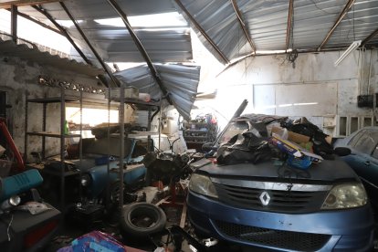 Restos de la pared colapsada quedaron esparcidos sobre un taller en el centro de Guayaquil.