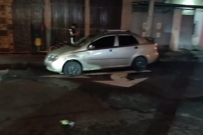 Los fallecidos, al parecer, iban a bordo de este auto.