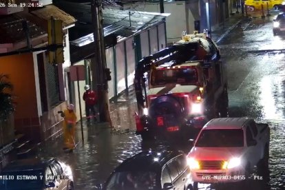 Sectores del norte de Guayaquil presentaron anegaciones la noche del domingo.