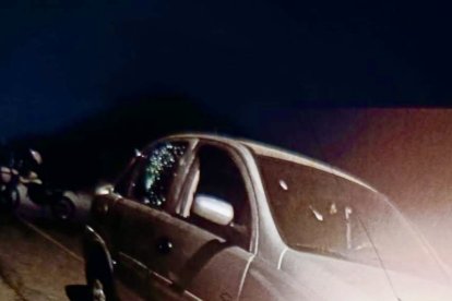 La Policía Nacional encontró un vehículo con varios impactos de bala y a una de las cuatro víctimas en el asiento del conductor.