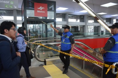 En la estación El Labrador se cerró el paso al metro con cintas.