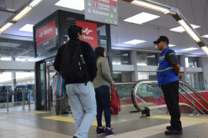 Los pasajeros tuvieron que tomar otros transportes por el cierre.