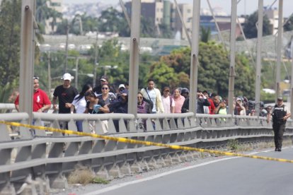 Varios ciudadanos que necesitaban trasladarse hacia Durán optaron por cruzar el puente a pie.