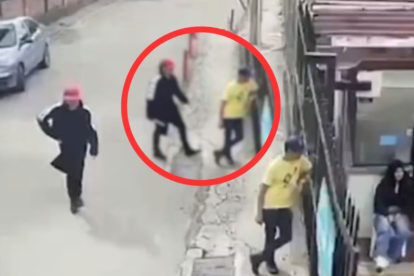 Una cámara de seguridad captó el momento en que una persona fue mortalmente herida durante el rodaje