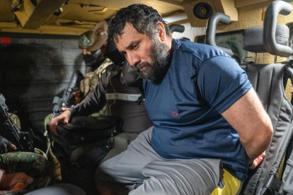 El narcotraficante José Adolfo Macías Villamar 'Fito' (d), es custodiado en Guayaquil (Ecuador).