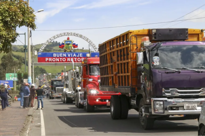 Fotografía de archivo de un grupo de vehículos transitando en el puente internacional de Rumichaca en Tulcán, Ecuador