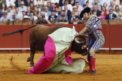 El diestro Morante de la Puebla sufre una cogida durante la novena corrida de la Feria de Abri