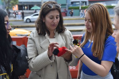 Las personas se acercan para consentir más a sus mascotas.