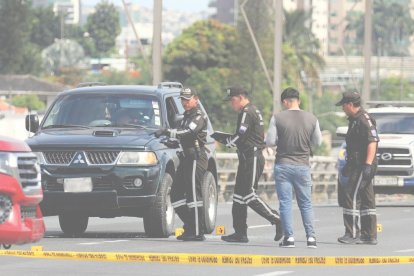 El cuerpo de la víctima fue hallado al interior del vehículo.