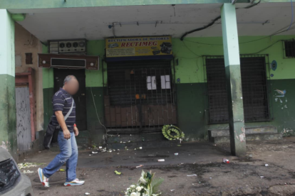 En la zona en donde se produjo el hecho quedaron restos de juegos pirotécnicos y de cajas de cervezas.