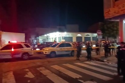La noche del domingo, la Policía Nacional acordonó la escena del crimen.