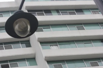 En edificios residenciales de Puerto Santa Ana denuncian falta de control en alquiler de departamentos por Airbnb.