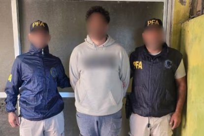 Momento en que la policía de Argentina detiene al sospechoso.