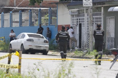 El vehículo de Castro fue revisado por los uniformados, luego del suicidio.