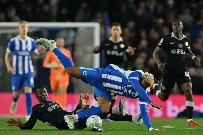 Moisés Caicedo (piso) en el partido entre Chelsea y Brighton, en la Premier League.