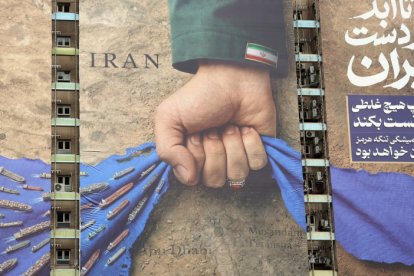 En una plaza de Teherán, una imponente valla sobre el Estrecho de Ormuz destaca el lema “Siempre en manos de Irán”, el 19 de abril de 2026.