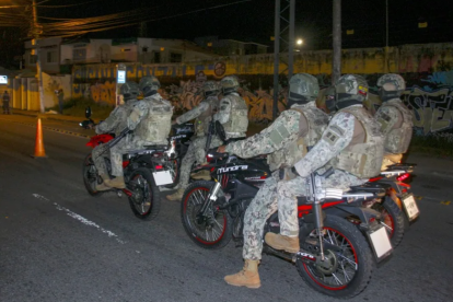 otografía de integrantes del Ejercito de Ecuador participando en un operativo en el marco del toque de queda, en Guayaquil
