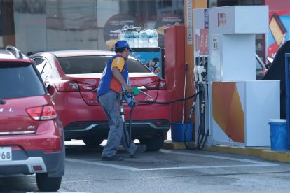 Conductores tratan de abastecerse de diésel en las distintas gasolineras de Guayaquil.