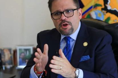 Ministro del Interior sugirió que Luisa González habría pedido asilo político.