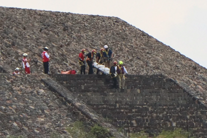 Integrantes de la Policía y peritos forenses trabajan en la zona donde se registró un ataque con arma de fuego