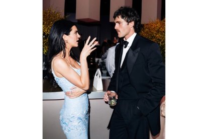 Jenner y Elordi conversaron en una fiesta posterior a los Oscar.