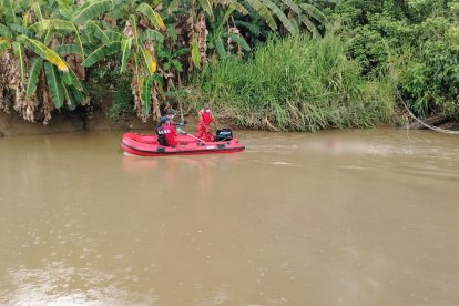 Bomberos de Esmeraldas realizan labores de extracción de un cuerpo hallado en el río, sector Aire Libre.