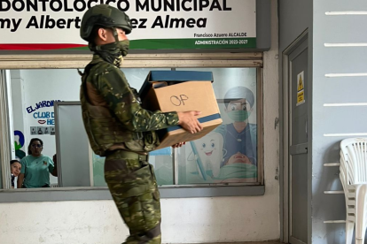 Documentos y equipos tecnológicos fueron incautados como parte de la investigación por presunto tráfico de influencias.