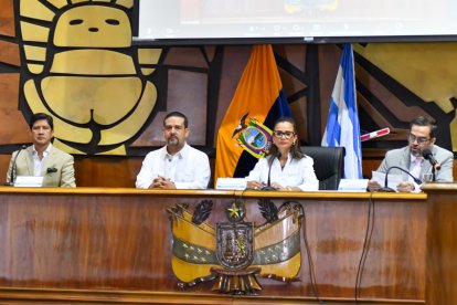 Carlos Encalada (c) junto a Marcela Aguiñaga en la designación del viceprefecto de Guayas.